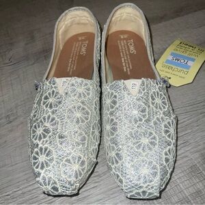 NWT TOMS Silver Lace Floral Alpargata Slip-Ons